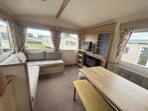 Haven caravan in Blackpool with Smart TV , decking and private parking in Marton