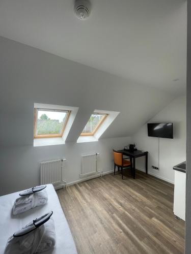 Hôtel Le Paddock - Tap to explore photos