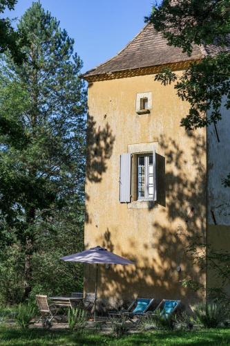 Romantic Dovecot near Saint Germain de Belvès (Romantic Dovecot near Saint Germain de Belves) in Saint-Germain-de-Belves