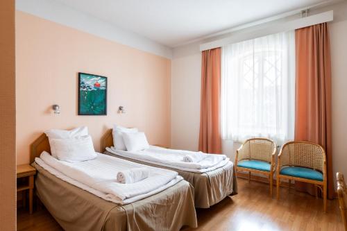 2 twin beds