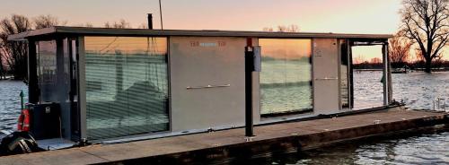  AquaHome - Woudrichem - Bijzonder overnachten op een houseboat aan de Afgedamde Maas in Woudrichem