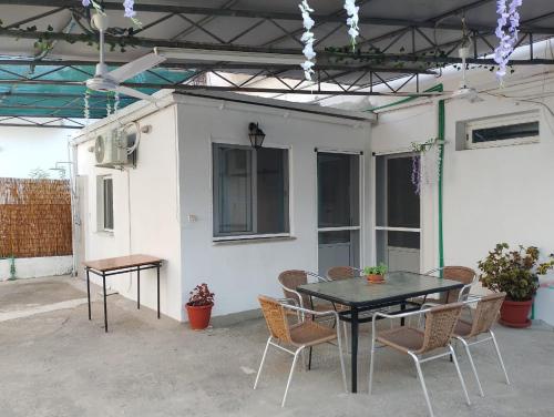 샤워실, Old Cafe Apartment in 스칼라 칼리라치스