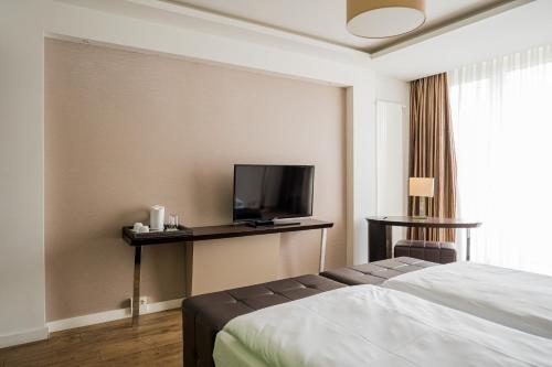 Deluxe Double or Twin Room image 10