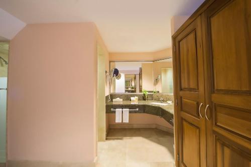 Family Room image 6