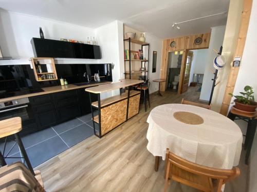 Iekārtas, appartement de village avec terrasse in Plaissan