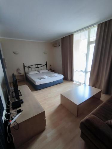 Studio with Free Wifi image 7