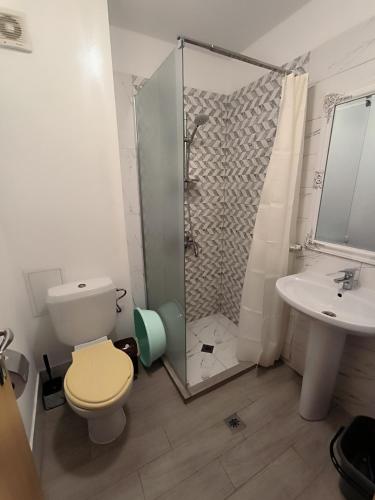 Studio with Free Wifi image 9