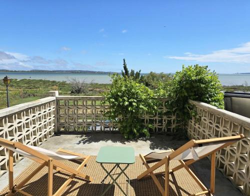 Maison bleu avec vue mer, étang & Pyrénées gîte à louer BAGES