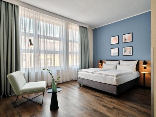 Standard Queen Room image 8