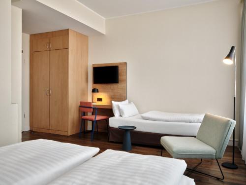 1 queen bed, 1 twin bed