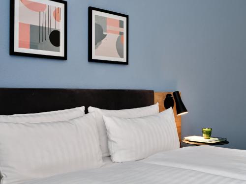 Standard Queen Room image 7
