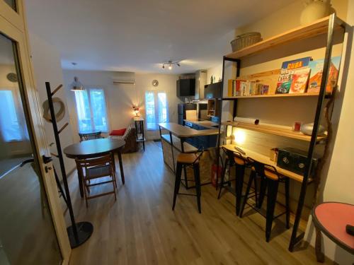 Iekārtas, appartement de village avec terrasse in Plaissan