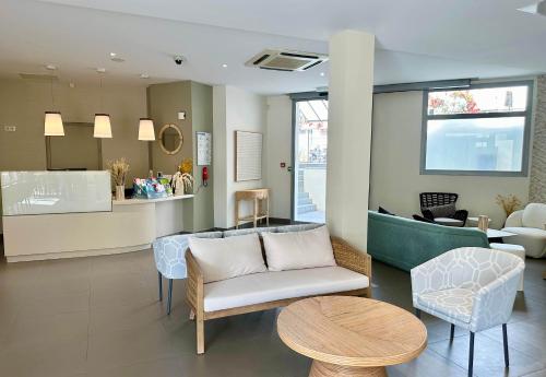 Lobby, B&B HOTEL Antibes Juan-les-Pins in Le Fournel