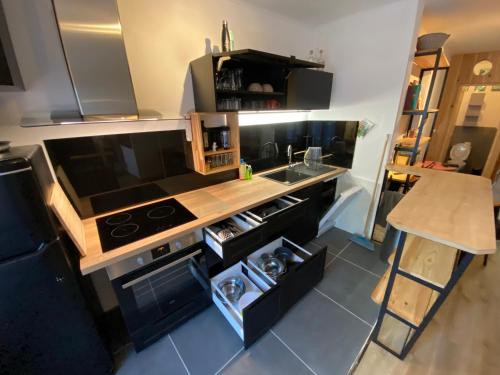Iekārtas, appartement de village avec terrasse in Plaissan
