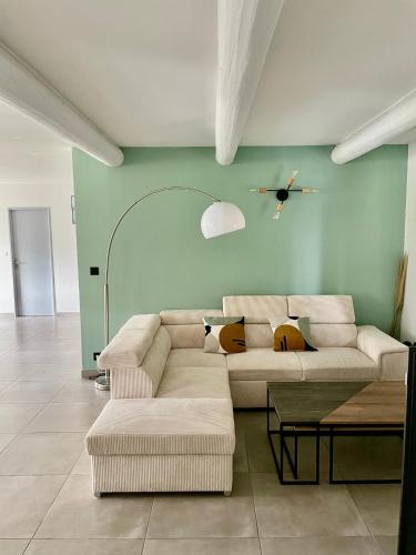 Maison climatisée avec grand jardin, piscine privée et Jacuzzi (Maison climatisee avec grand jardin, piscine privee et Jacuzzi) in Saint-Didier