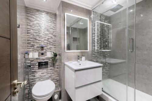 Chic 3BDR in Prime Central Location - image 2