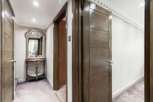 Chic 3BDR in Prime Central Location - image 6
