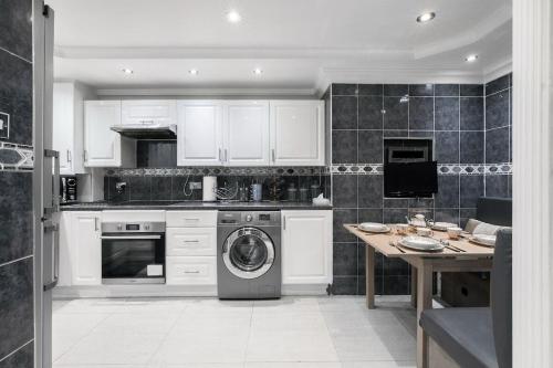 Chic 3BDR in Prime Central Location - main image