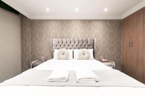 Chic 3BDR in Prime Central Location - image 11