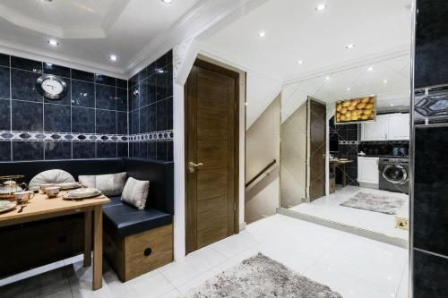 Chic 3BDR in Prime Central Location - image 14
