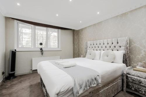 Chic 3BDR in Prime Central Location - image 13