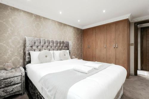 Chic 3BDR in Prime Central Location - image 10