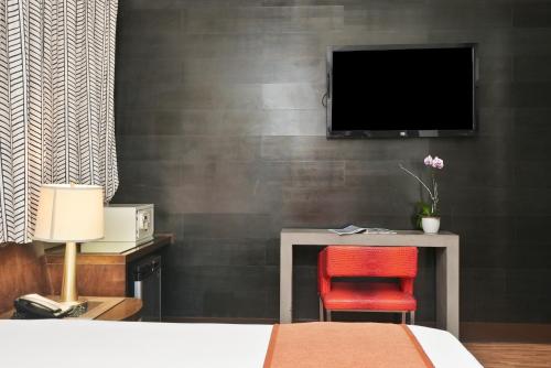 Standard King Room image 5