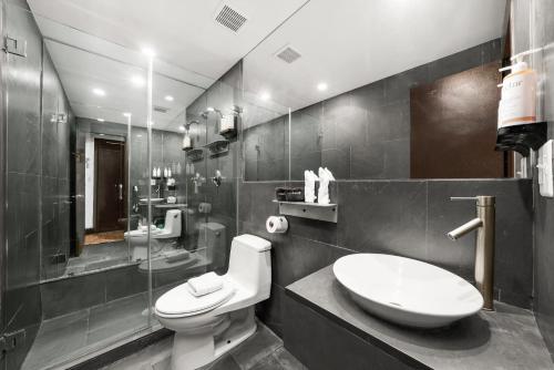 Standard King Room image 1