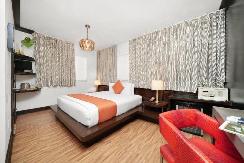 Standard King Room image 4
