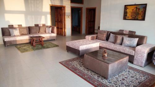 HK Heights - Sunset Valley Retreat in นาเทียคาลี