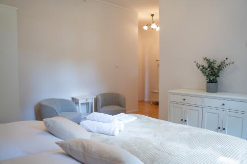 2 twin beds