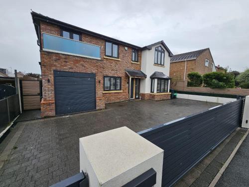 Modern Large 4-Bed Property sleeps 10 in Abergele