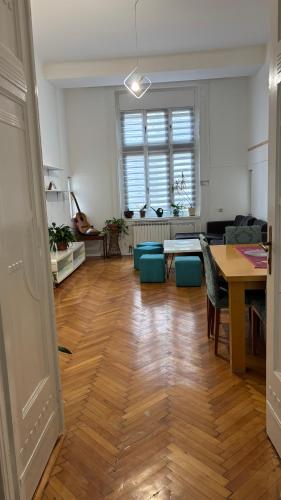 One-Bedroom Apartment image 2