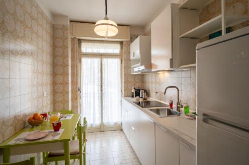 GuestHost - Sanremo Balcony Apartment with Parking, Sanremo (foto 7)