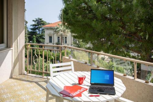 GuestHost - Sanremo Balcony Apartment with Parking, Sanremo (foto 8)