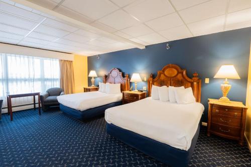 3 queen beds