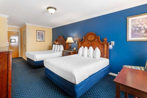 2 queen beds