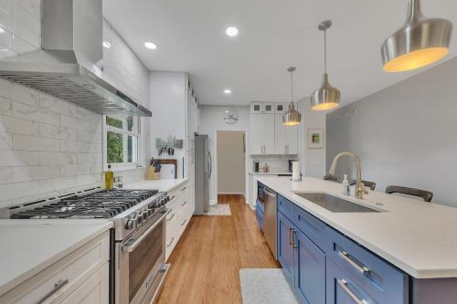 Cozy home w fireplace & patio World Cup Ready in East Atlanta