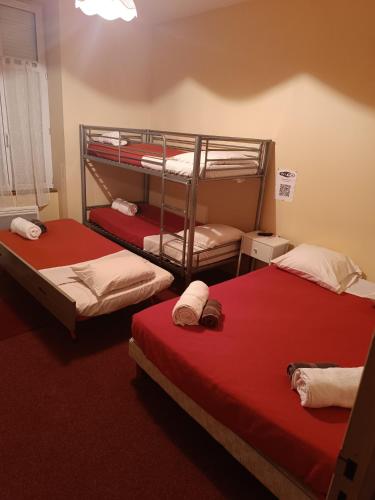 1 double bed, 1 twin bed, 1 bunk bed