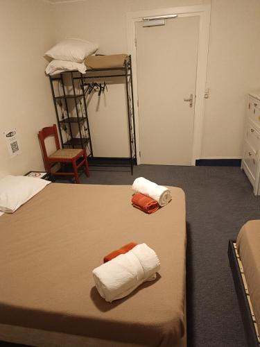 1 double bed, 1 twin bed