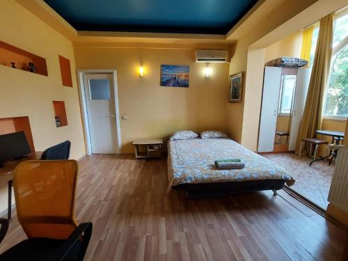 One-Bedroom Apartment image 5