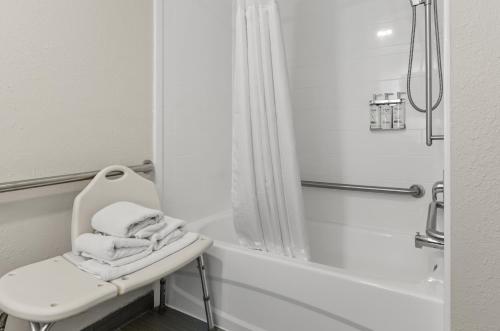 Standard Queen Room with Two Queen Beds and Mobility Accessible Tub