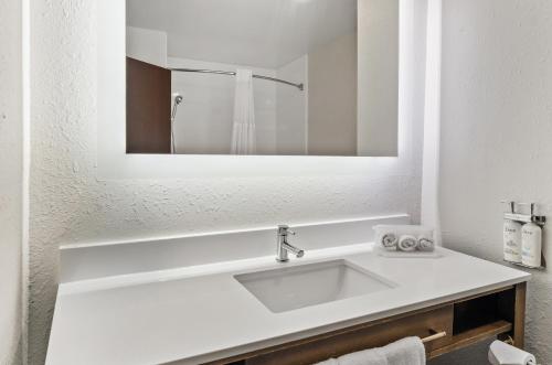 One-Bedroom Queen Suite - Non-Smoking