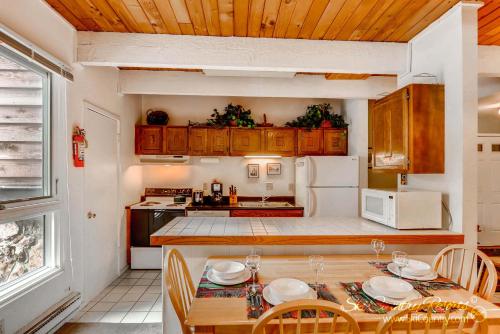 Sundowner T6 by Ski Country Resorts in Four O'Clock