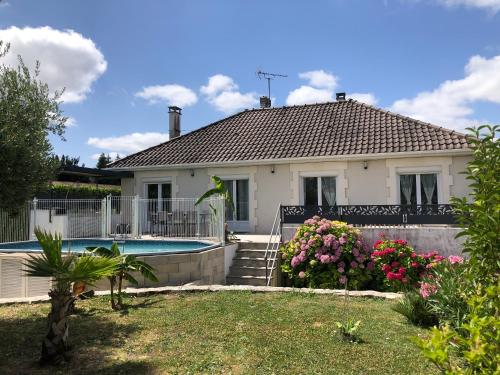 Maison proche d'Angoulême 8 couchages avec piscine gîte à louer Balzac