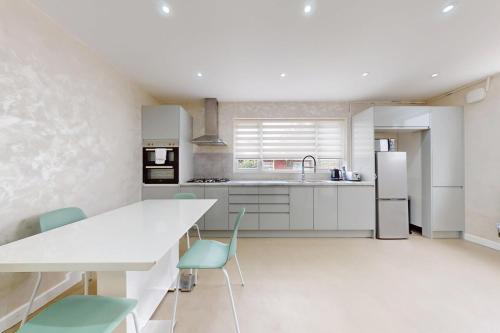 Lovely 2 Bed With Backyard 20 Min to Tooting Station, London (photo 2)