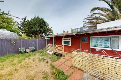 Lovely 2 Bed With Backyard 20 Min to Tooting Station, London (photo 5)