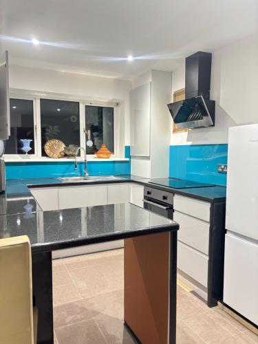 2 Bed-Sleeps 5-Private Garden-Free Parking in Hughenden