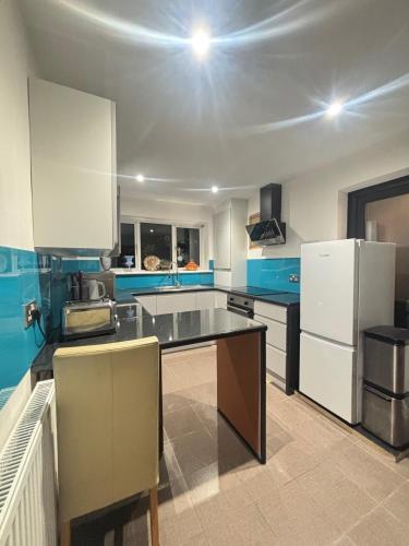 2 Bed-Sleeps 5-Private Garden-Free Parking in Hughenden