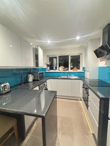 2 Bed-Sleeps 5-Private Garden-Free Parking in Hughenden